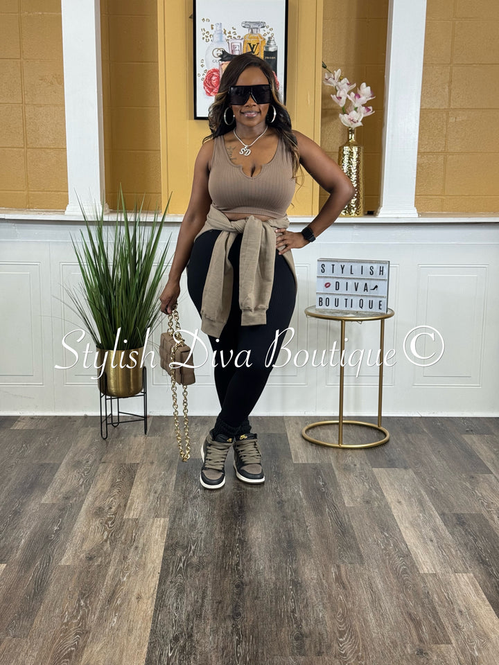 RIBBED SEAMLESS SPLIT NECK CROP TOP (Mocha)